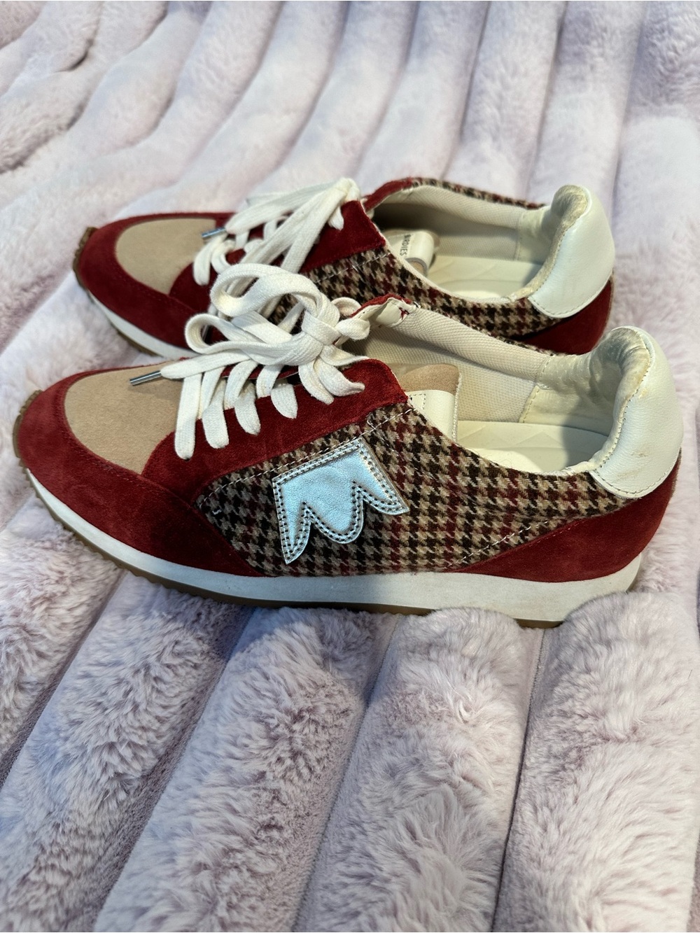 9.5 Birdies ROADRUNNER PRIMARY PLAID Burgundy Cream Houndstooth Lace-Up Sneakers